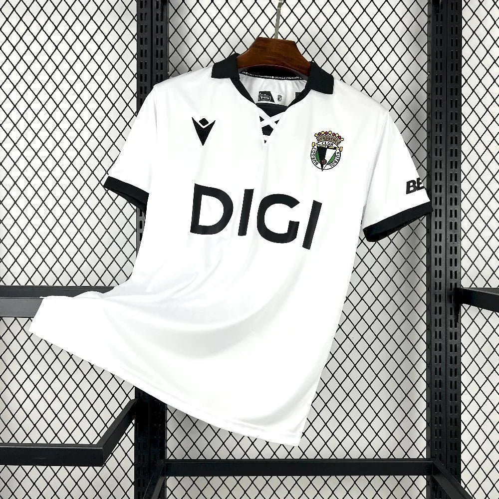 Maillot Brugos 2025-26 de Le 12 -ème Maillot, vue de face, tissu technique avec logo et détails de design.