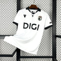 Maillot Brugos 2025-26 de Le 12 -ème Maillot, vue de face, tissu technique avec logo et détails de design.
