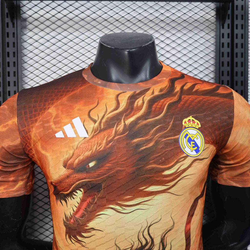 Maillot conceptuel du Real Madrid 2025-26, design innovant de Le 12 -ème Maillot, vue de face avec logo et détails du maillot.