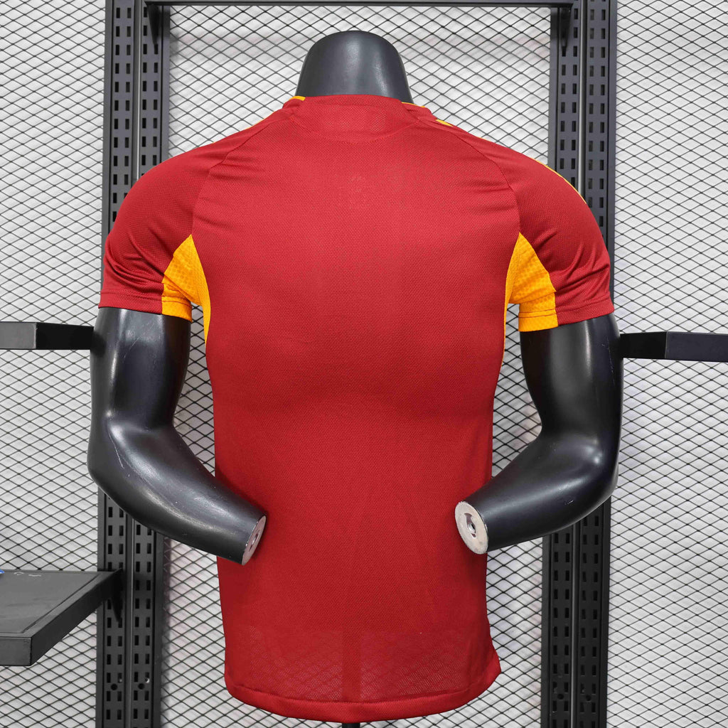 Maillot de football Roma 2025-26 de la marque Le 12-ème, vue de face, avec logo et détails du design.