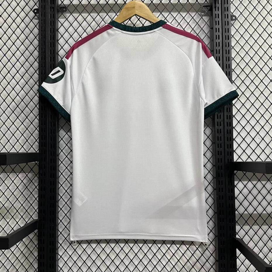 Maillot domicile Real Madrid 26/27 de Le 12-ème Maillot, maillot de football blanc avec logo et détails du club.