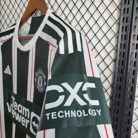 Maillot extérieur Manchester United 2023-2024 à manches longues, marque Le 12 -ème Maillot, vue de face avec logo et détails.
