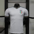 Maillot extérieur Italie 25/26 Le 12 -ème Maillot, vue front avec logo et numéros, tissu sportif noir et bleu.