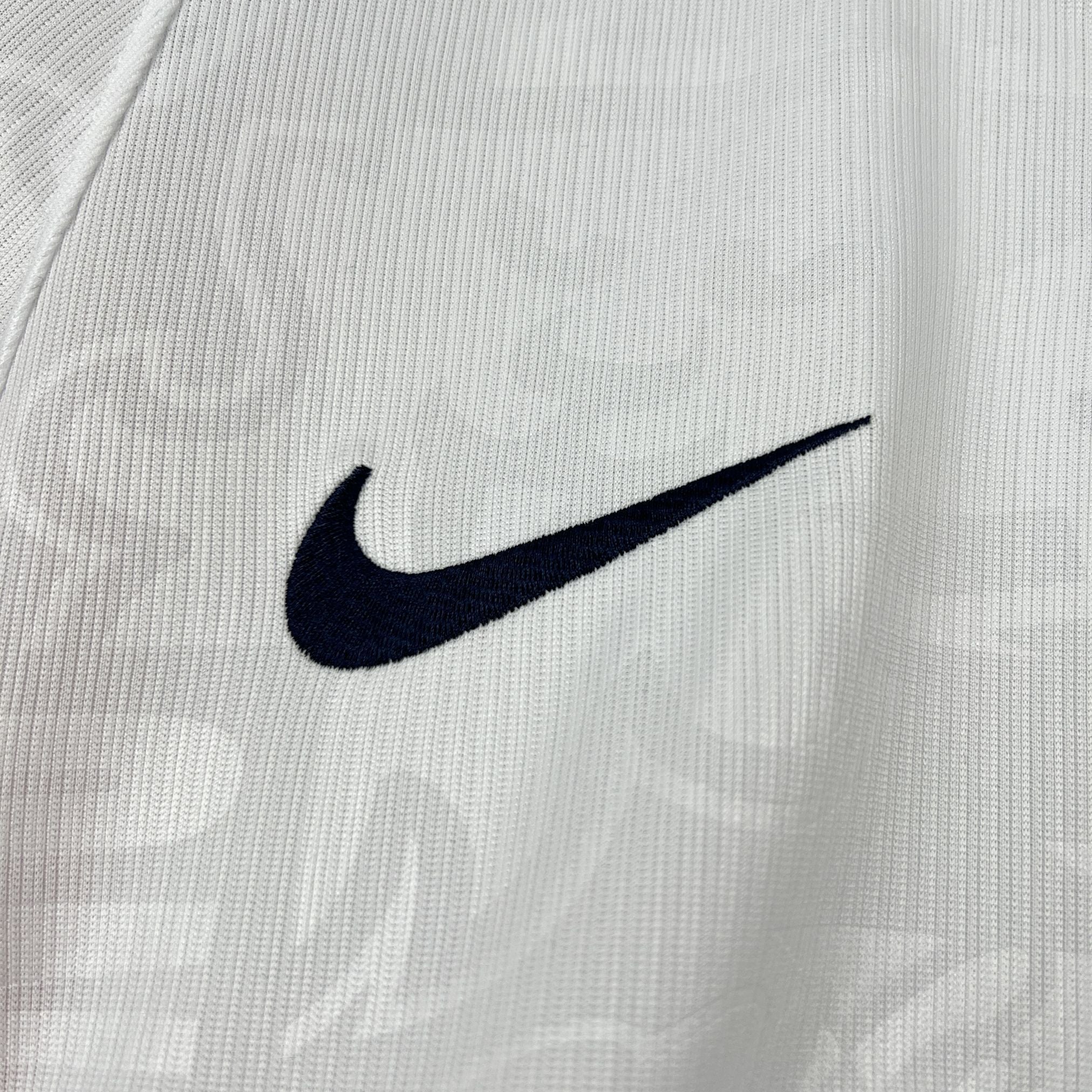 Maillot de l'équipe d'Angleterre pour la Coupe du Monde 2026, marque Le 12 -ème Maillot, vue de face avec logo et détails.
