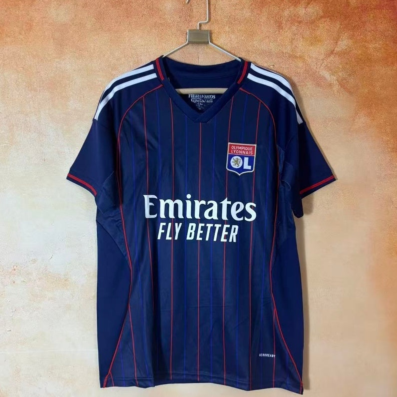 Maillot extérieur Lyon 25/26, modèle Le 12 -ème Maillot, en tissu léger avec logo et couleurs officielles de l'équipe.