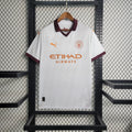 Maillot extérieur Manchester City saison 2023-2024 Le 12 -ème Maillot, maillot de football bleu avec logo et détails de l'équipe.