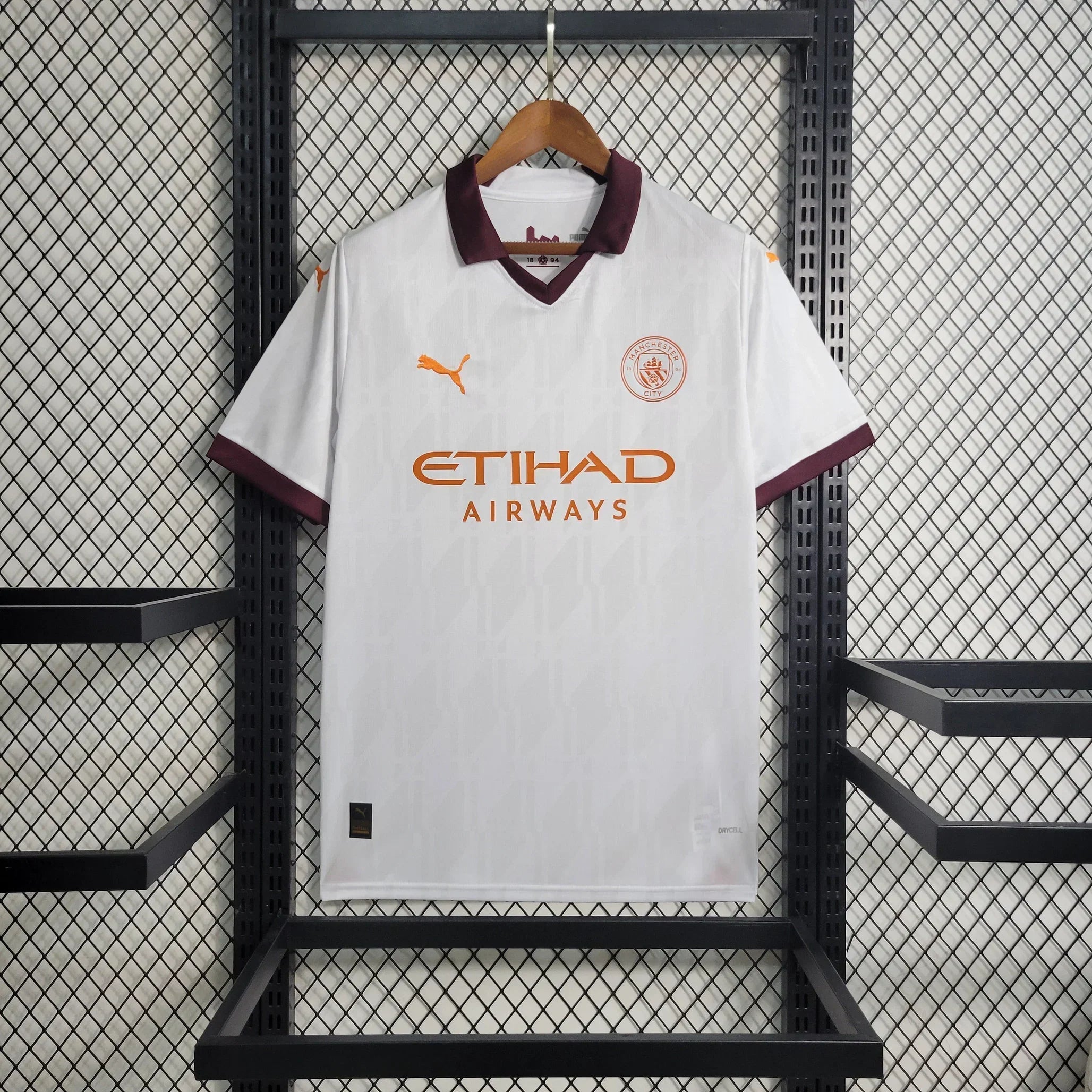 Maillot extérieur Manchester City saison 2023-2024 Le 12 -ème Maillot, maillot de football bleu avec logo et détails de l'équipe.