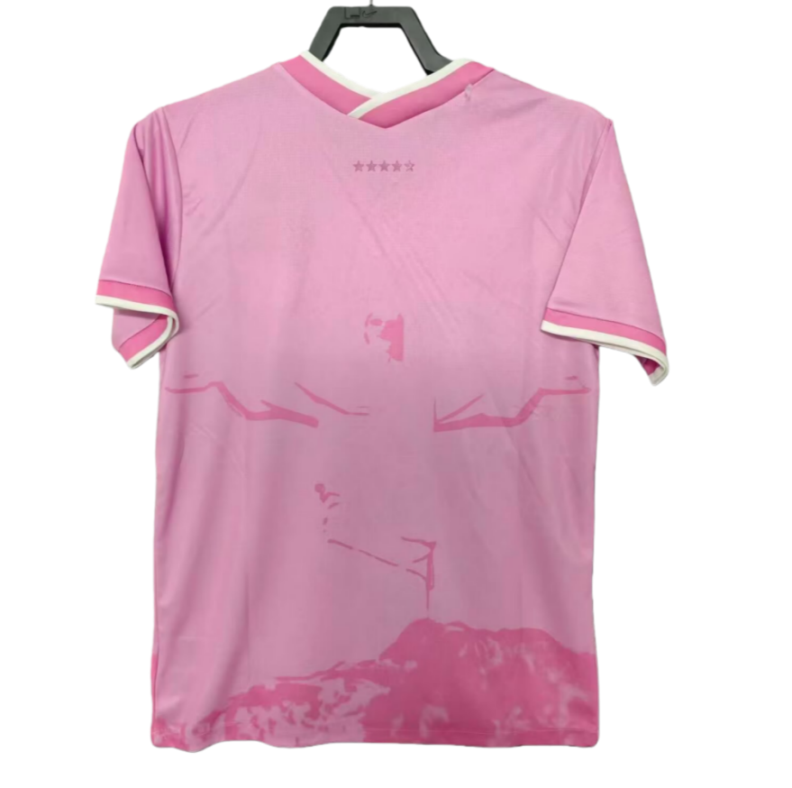 Maillot de football Brésil 25/26, version rose, de la marque Le 12 -ème Maillot, vue de face avec détails colorés.