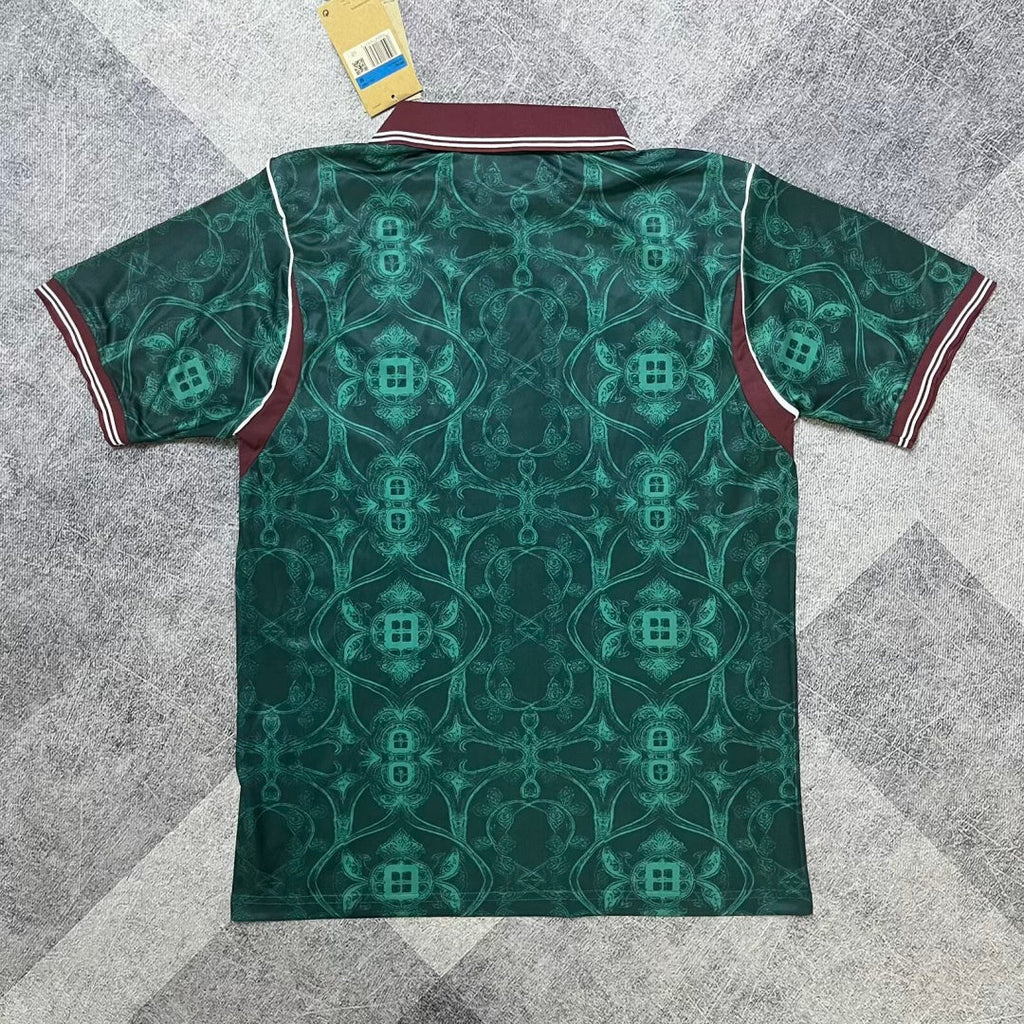 Maillot Portugal 25/26 de football Le 12 -ème, en tissu léger avec logo et détails colorés, porté par un mannequin.
