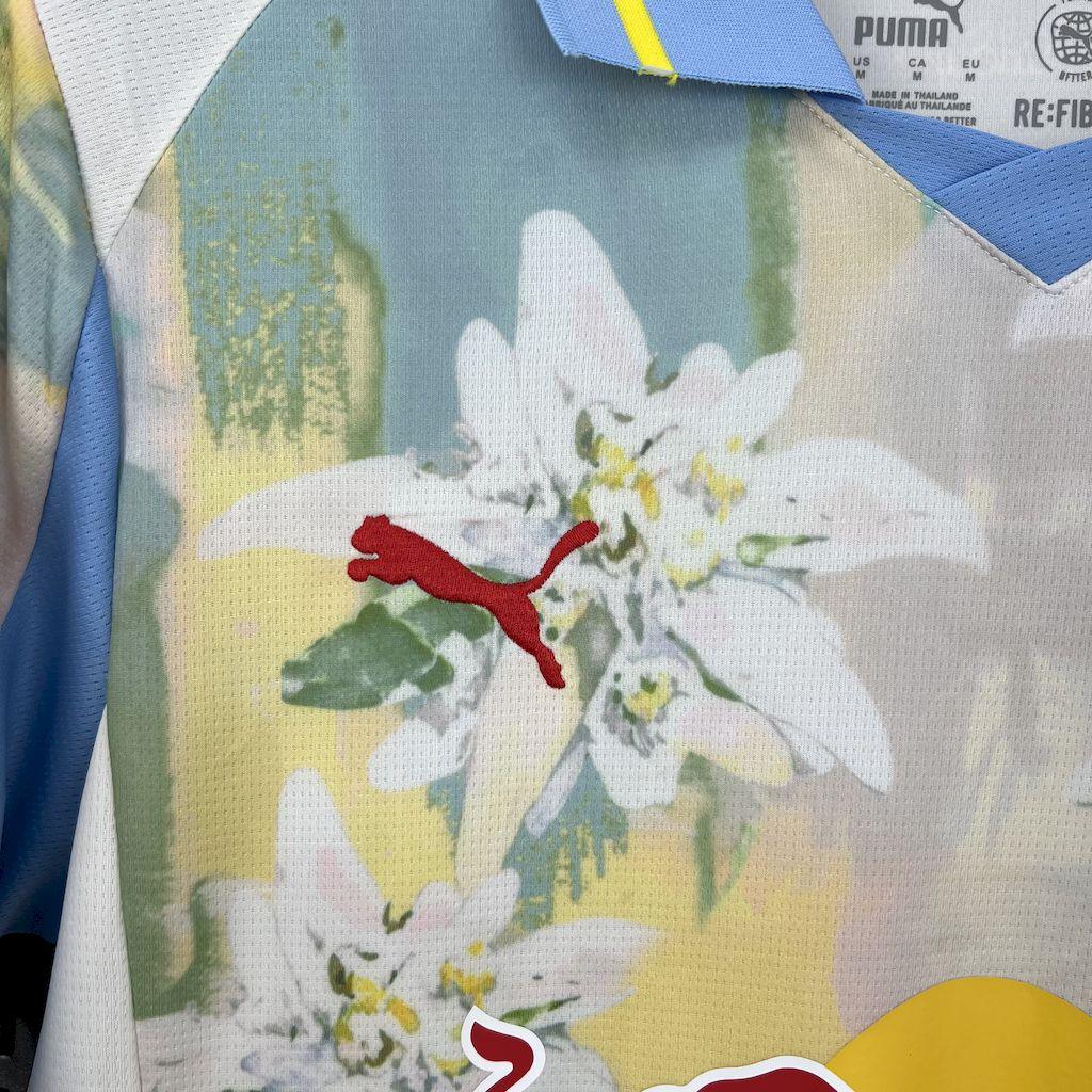 Maillot Salzburg 2025-26 de Le 12 -ème Maillot, vue de face avec logos et détails colorés sur le tissu.