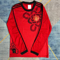 Maillot Manchester United 25/26 à manches longues, modèle spécial, par Le 12 -ème Maillot, vue de face.