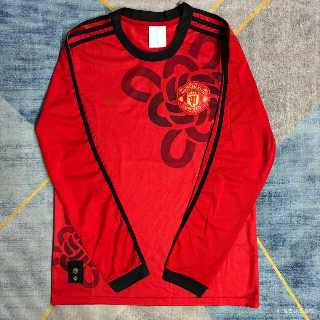 Maillot Manchester United 25/26 à manches longues, modèle spécial, par Le 12 -ème Maillot, vue de face.