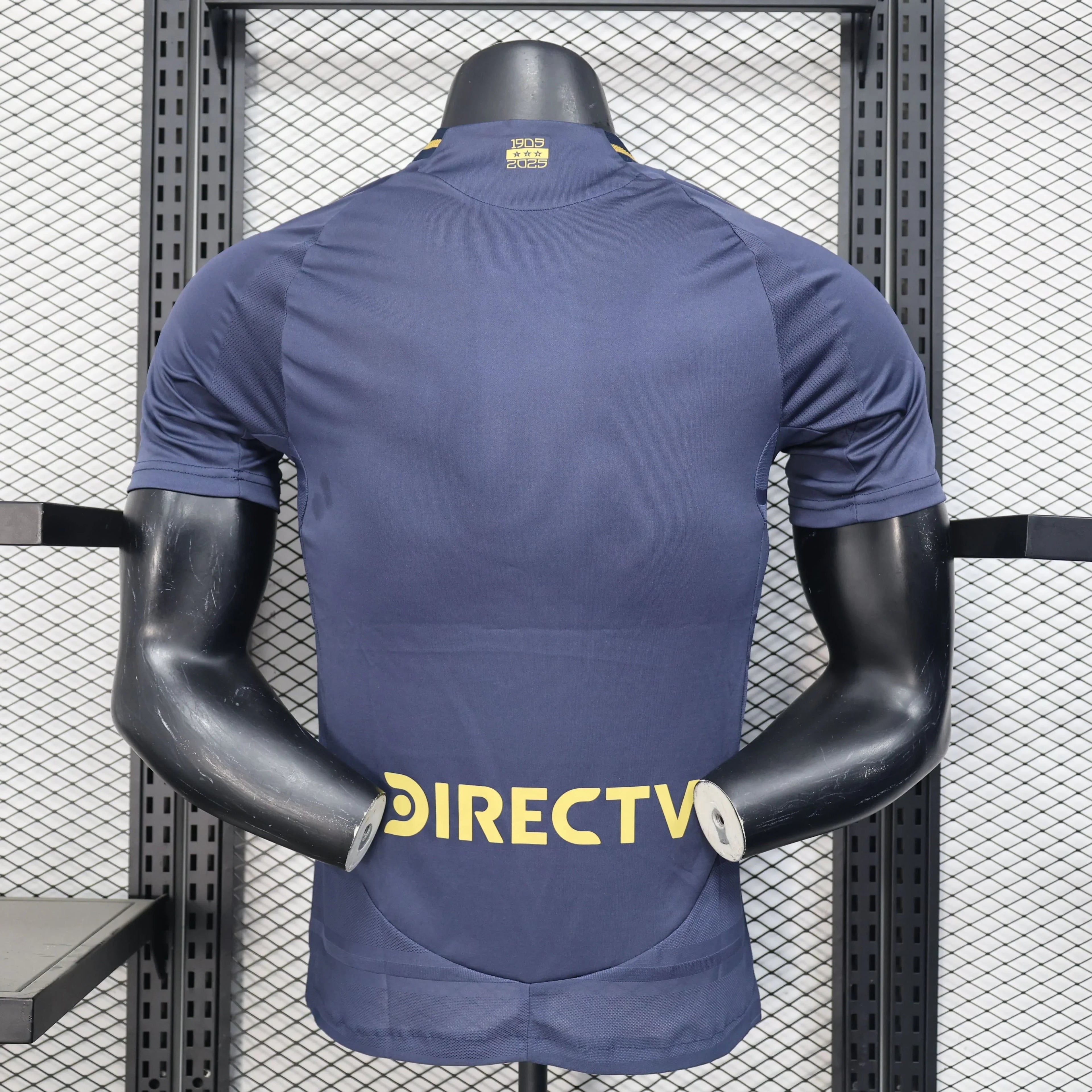 Maillot Boca Juniors 2025-2026 de la marque Le 12-ème Maillot, vue de face avec logo et couleurs bleu et or.