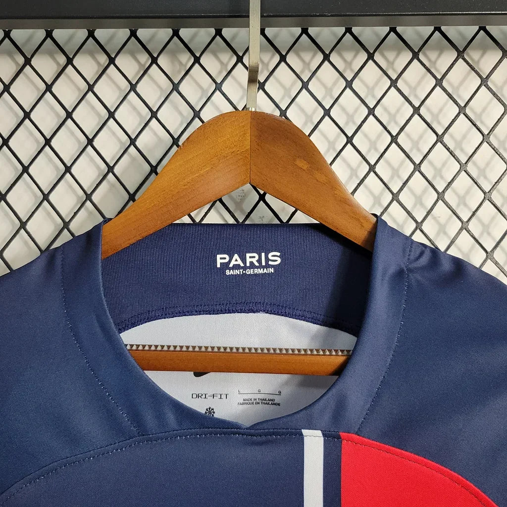 Maillot domicile du Paris Saint Germain 2023-2024, marque Le 12 -ème Maillot, vue front avec logo et design distinctif.