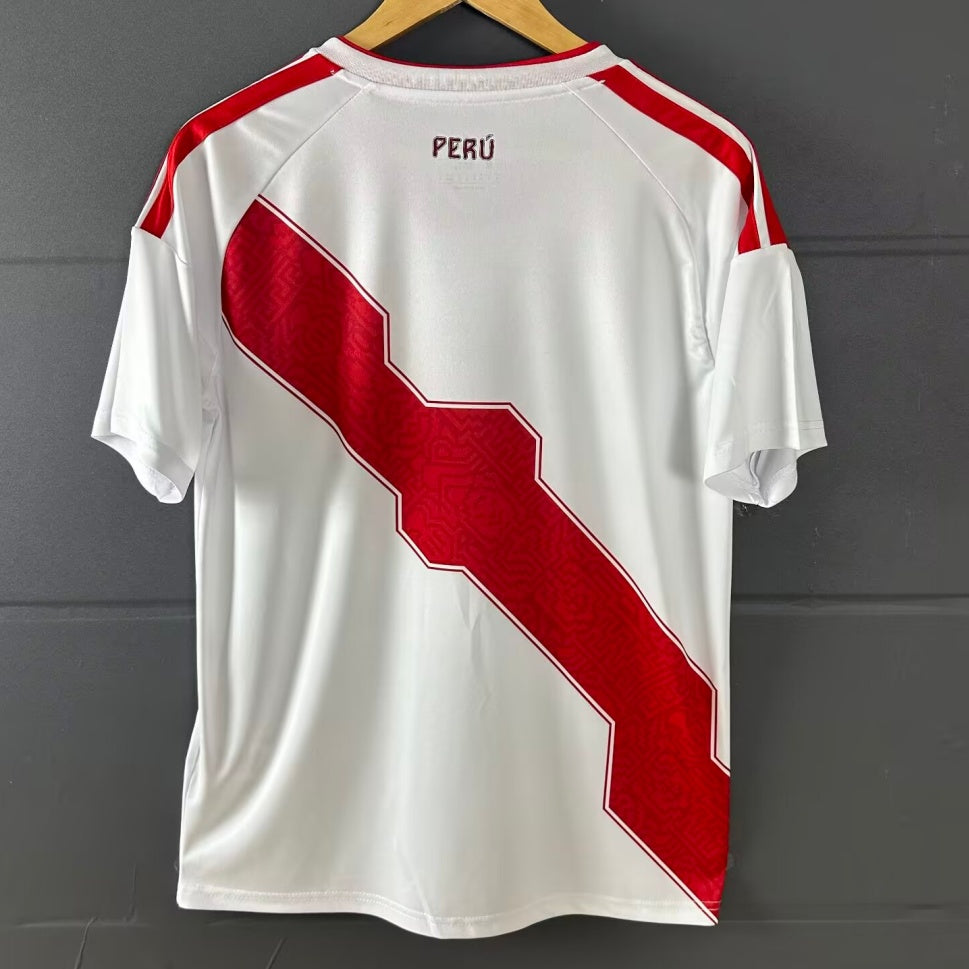 Maillot domicile du Pérou 25/26 de la marque Le 12 -ème Maillot, vue frontale avec logo et détails bleus et blancs