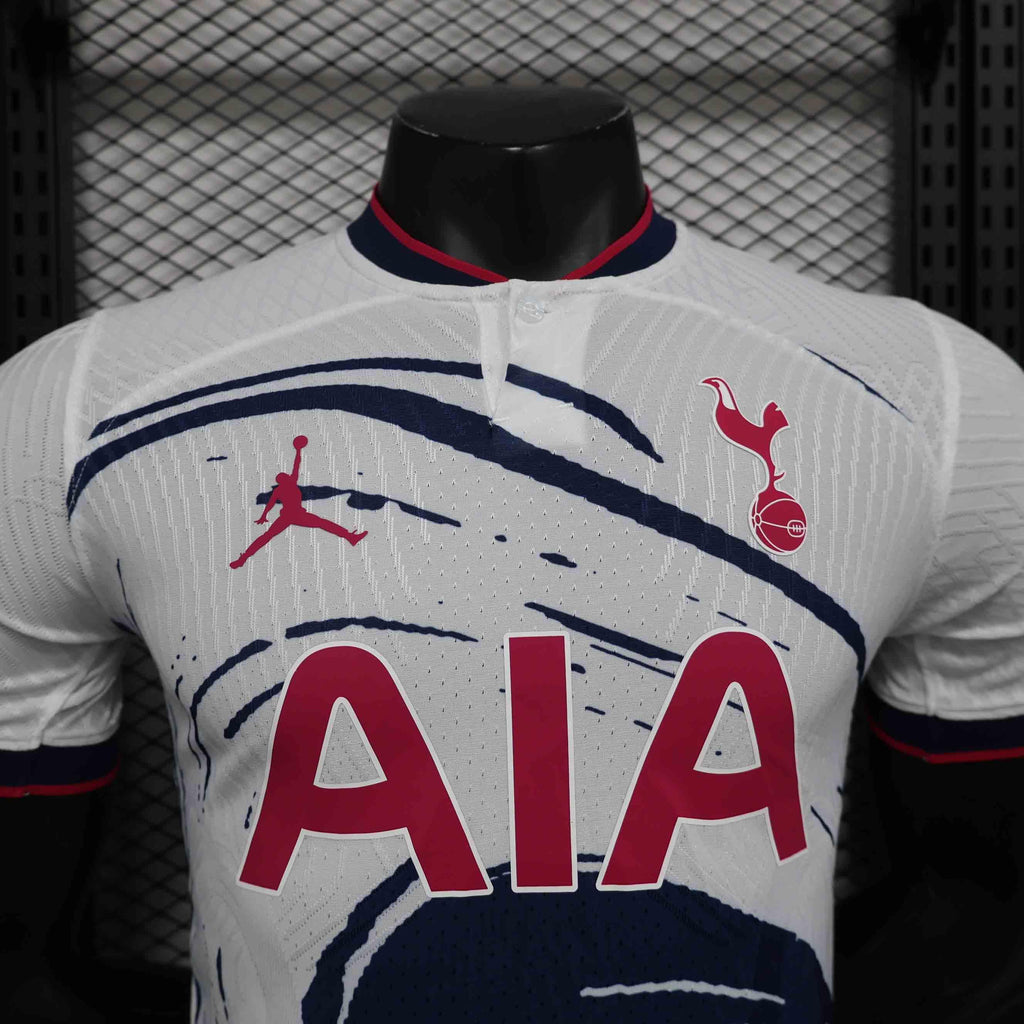 Maillot Tottenham concept 2024-25 Le 12 -ème Maillot, maillot de football avec logo et design moderne, vue de face.