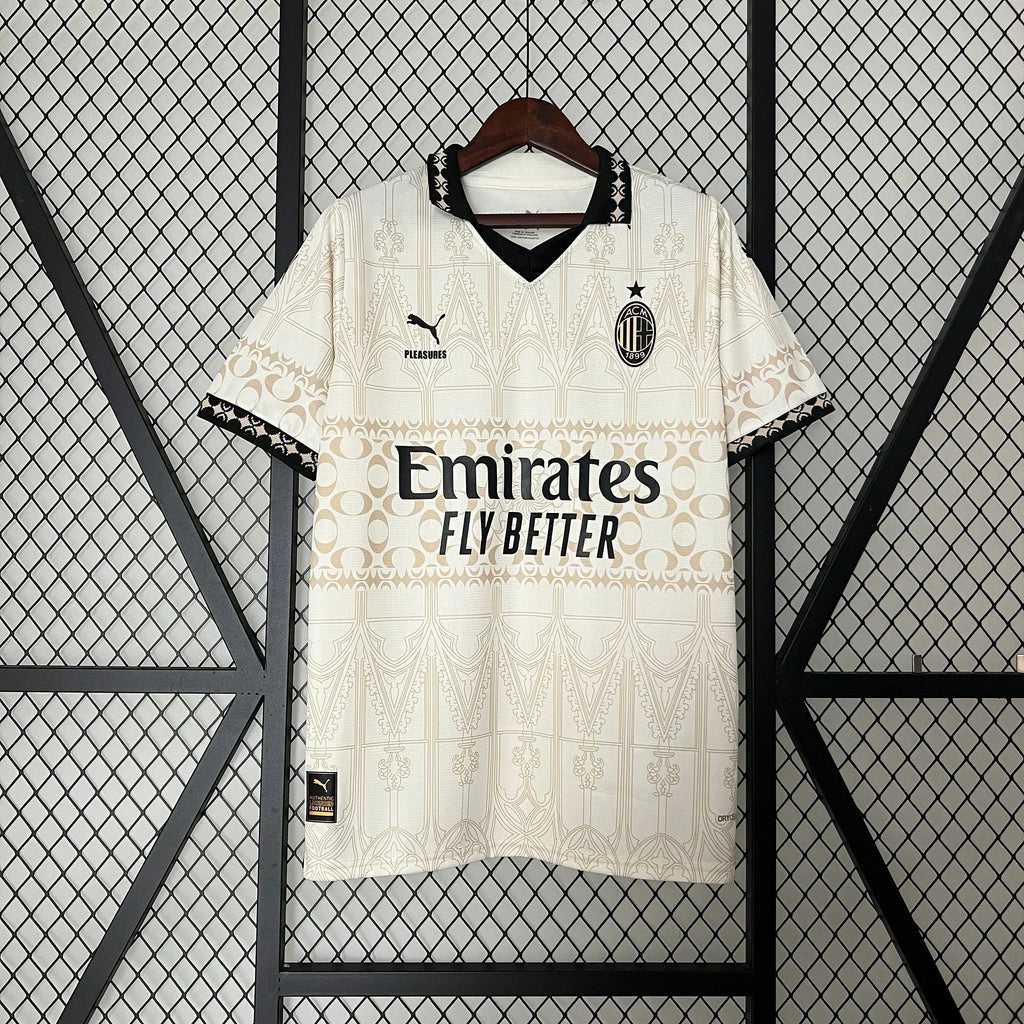 Maillot de football AC Milan 2024/25 quatrième, marque Le 12 -ème Maillot, jersey noir avec détails rouges et or, vue frontale.