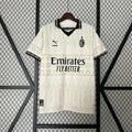 Maillot de football AC Milan 2024/25 quatrième, marque Le 12 -ème Maillot, jersey noir avec détails rouges et or, vue frontale.