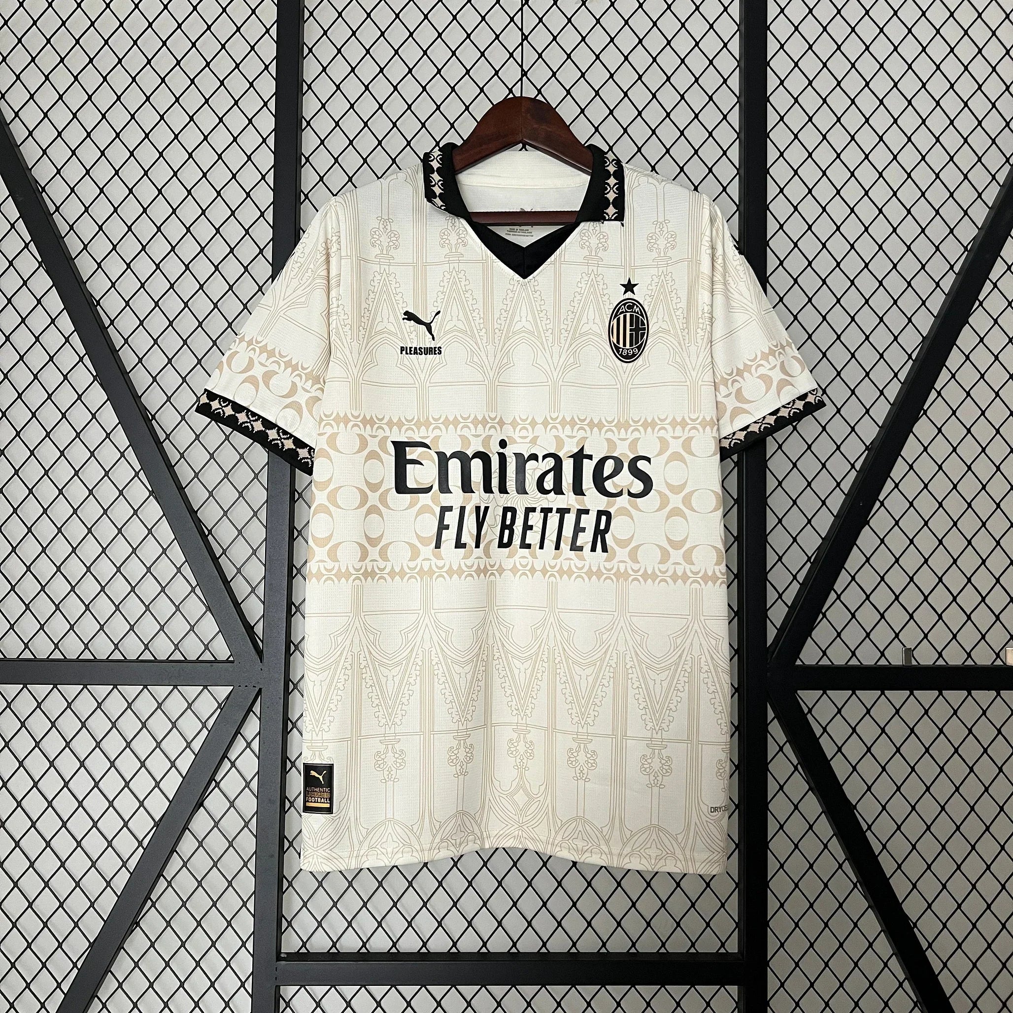 Maillot de football AC Milan 2024/25 quatrième, marque Le 12 -ème Maillot, jersey noir avec détails rouges et or, vue frontale.