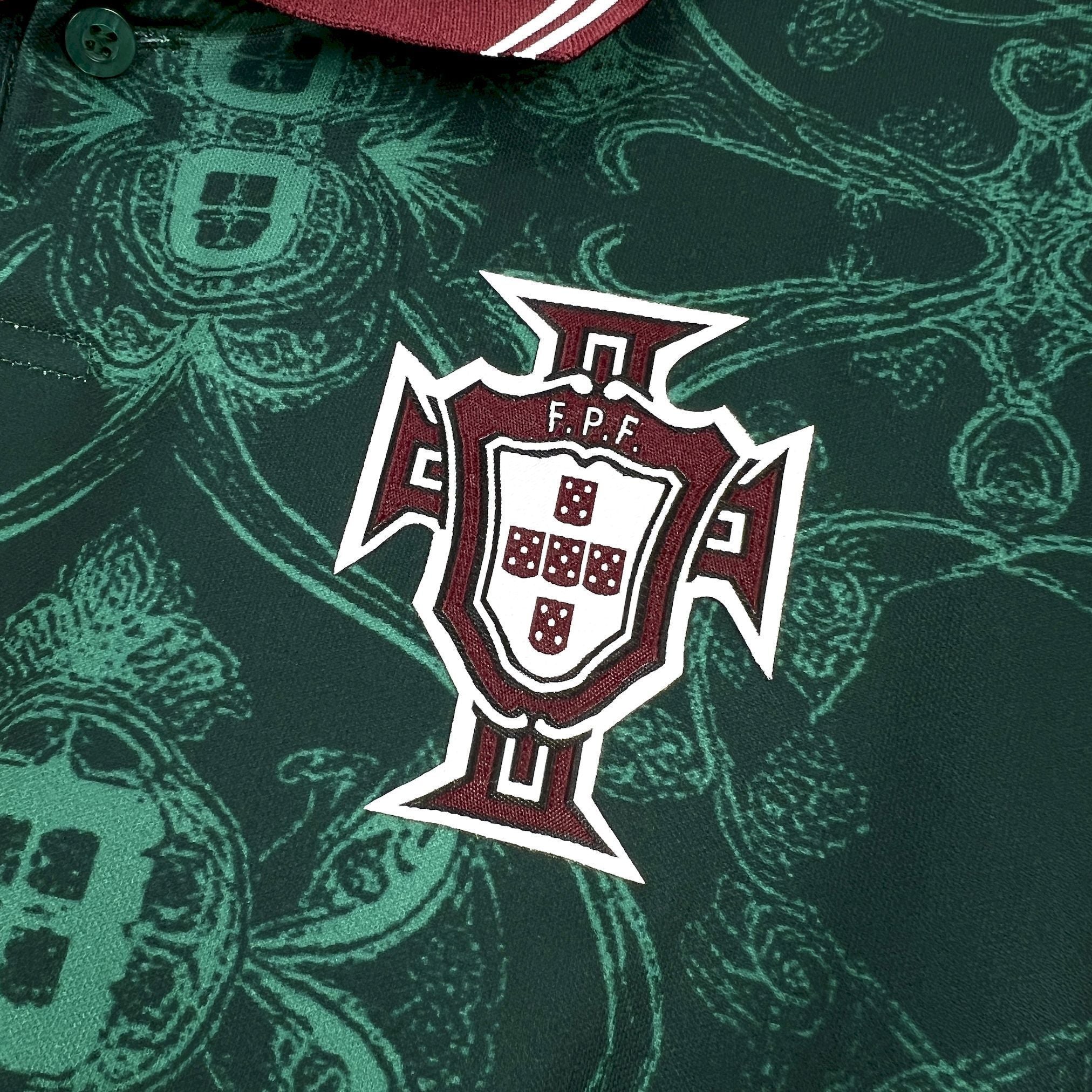 Maillot Portugal Concept 2026 de Le 12 -ème Maillot, vue de face avec design moderne et couleurs rouges, vertes et blanches.