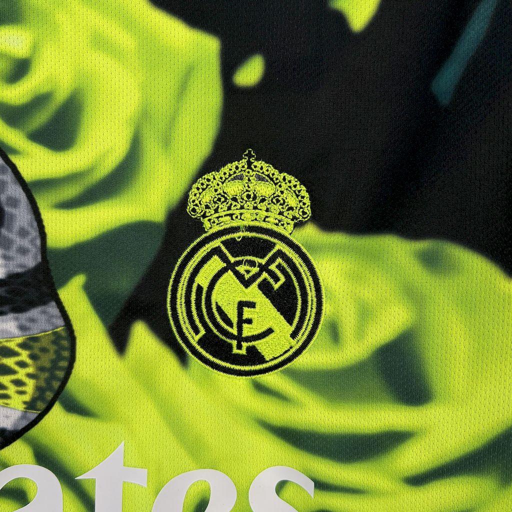 Maillot conceptuel du Real Madrid 2025-26 de la marque Le 12 -ème Maillot, vue de face avec design moderne et couleurs blanches et bleues.