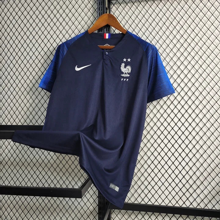 Maillot rétro de l'équipe de France 2018, marque Le 12 -ème Maillot, vue de face avec logo et détails traditionnels.