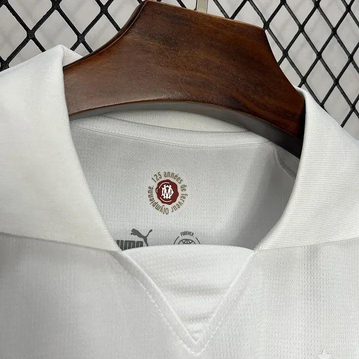 Maillot Olympique de Marseille blanc 2024 2025 Le 12 -ème Maillot, célébrant 125 ans, vue de face.