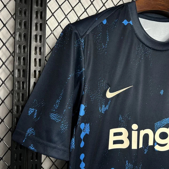 Maillot d'entraînement Chelsea 2024-2025 Le 12 -ème Maillot, maillot de football bleu avec logo et détails de l'équipe.