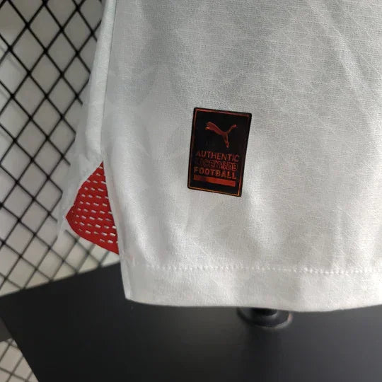 Maillot extérieur AC Milan saison 2023-2024 Le 12-ème Maillot, devant avec logo et design officiel de l'équipe.