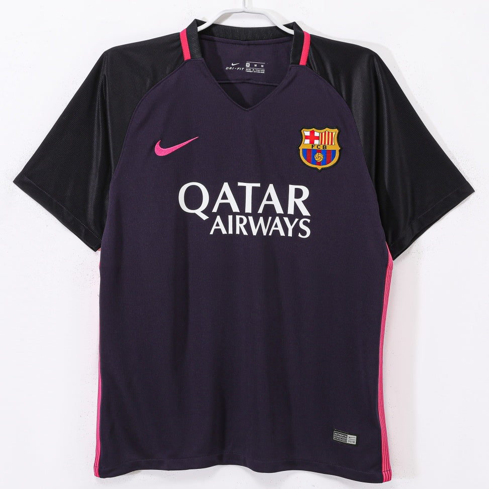 Maillot extérieur rétro 2016-2017 du FC Barcelone, Le 12ème Maillot, vue de face avec logo et détails traditionnels.