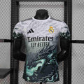 Maillot concept Real Madrid 2025-26, maillot de football Le 12 -ème Maillot, blanc avec détails graphiques modernes.