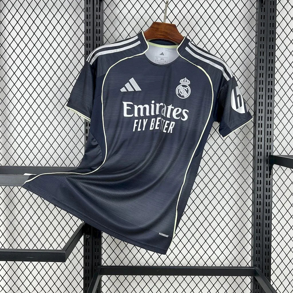 Maillot extérieur du Real Madrid 2025-26 par Le 12-ème, vue de face avec logo et design officiel.