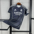 Maillot extérieur du Real Madrid 2025-26 par Le 12-ème, vue de face avec logo et design officiel.