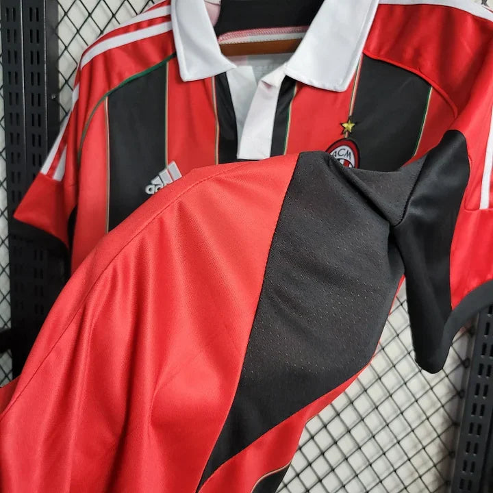 Maillot rétro AC Milan 2012-2013 de la marque Le 12-ème, vue en gros plan, tissu blanc avec logo et détails rouges et noirs