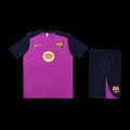 Ensemble Barcelone de Le 12 -ème Maillot, maillot et short de football bleu avec logo du Barça, vue de face.