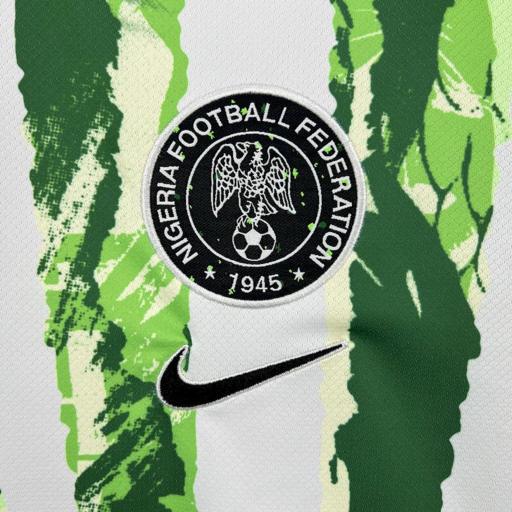 Maillot Nigeria 2025/26 Le 12 -ème Maillot, maillot de football avec les couleurs du Nigeria, vue de face.