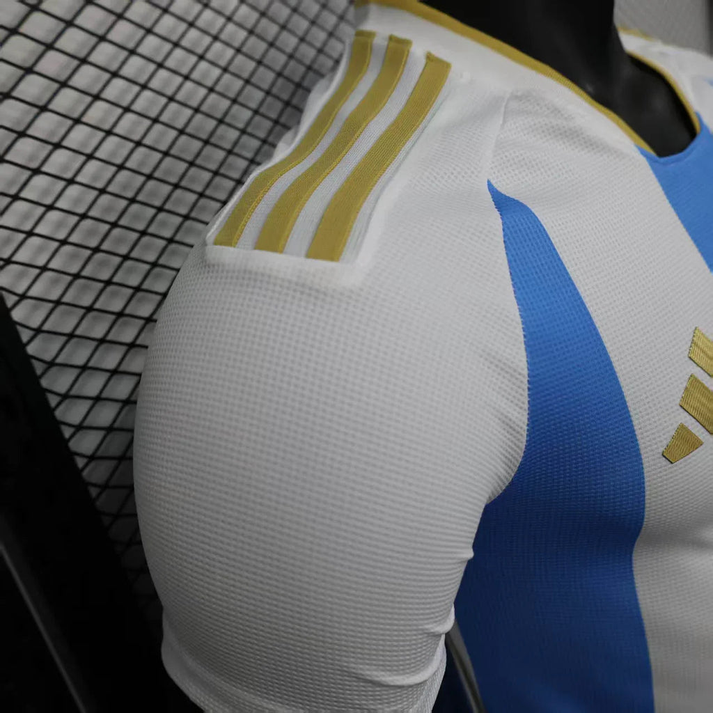 Maillot Argentine 2025/26 Le 12, maillot de football bleu avec détails argentés et logo national sur le devant.