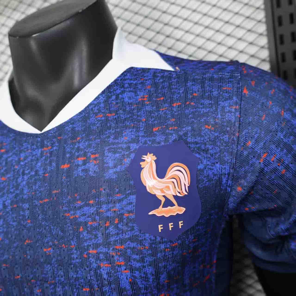 Maillot équipe de France 2025/26 Le 12 -ème Maillot, maillot de football bleu avec logos et détails officiels sur fond blanc