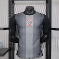 Maillot de football Corinthiens 2025/26, équipe grecque, en bleu avec logo et détails sportifs, porté par un joueur.