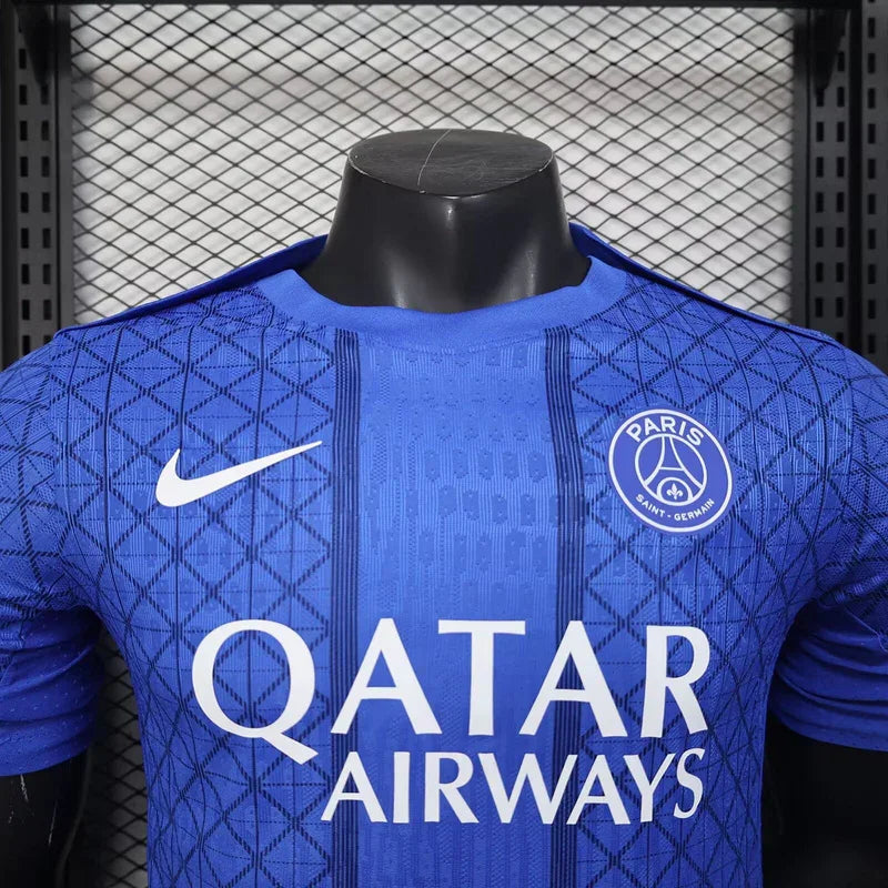 Maillot PSG 2025/26 Le 12 -ème Maillot, maillot de football avec logo du Paris Saint-Germain, couleurs bleu et rouge, design moderne