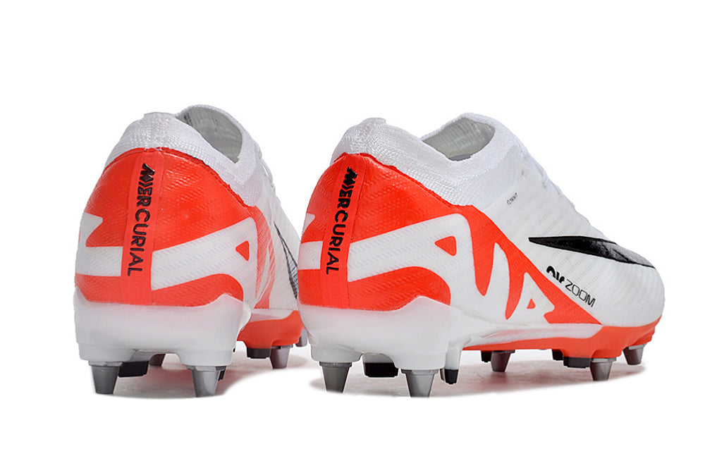 Crampons de football Mercurial Vapor XV Elite de Le 12 -ème Maillot, vue des spikes et de la semelle.