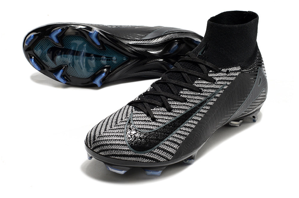 Crampons Mercurial Superfly IX Elite de la marque Le 12-ème Maillot, vue de côté avec studs en métal pour football.