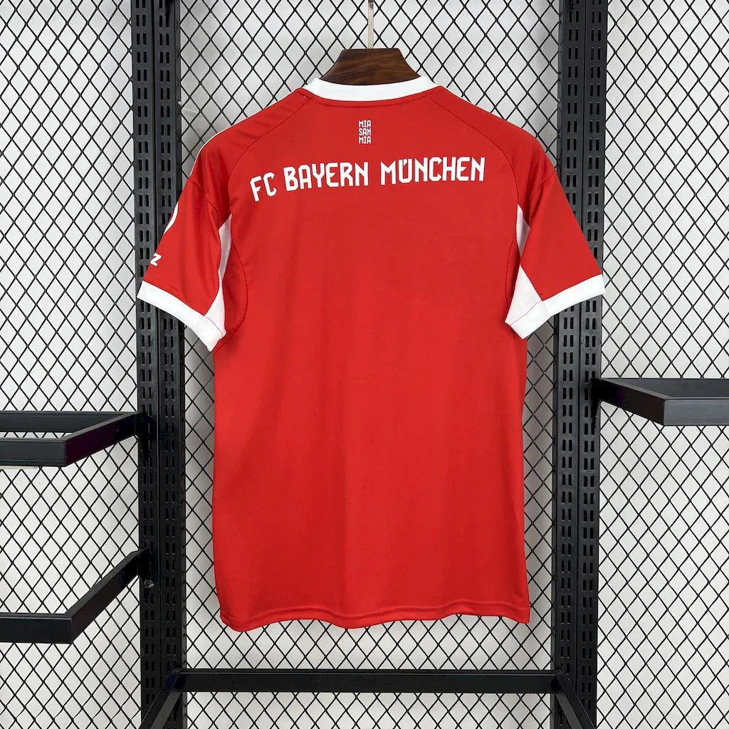 Maillot Bayern Munich 2025-26 Le 12 -ème Maillot, devant du maillot avec logo du club et détails en bleu et rouge.