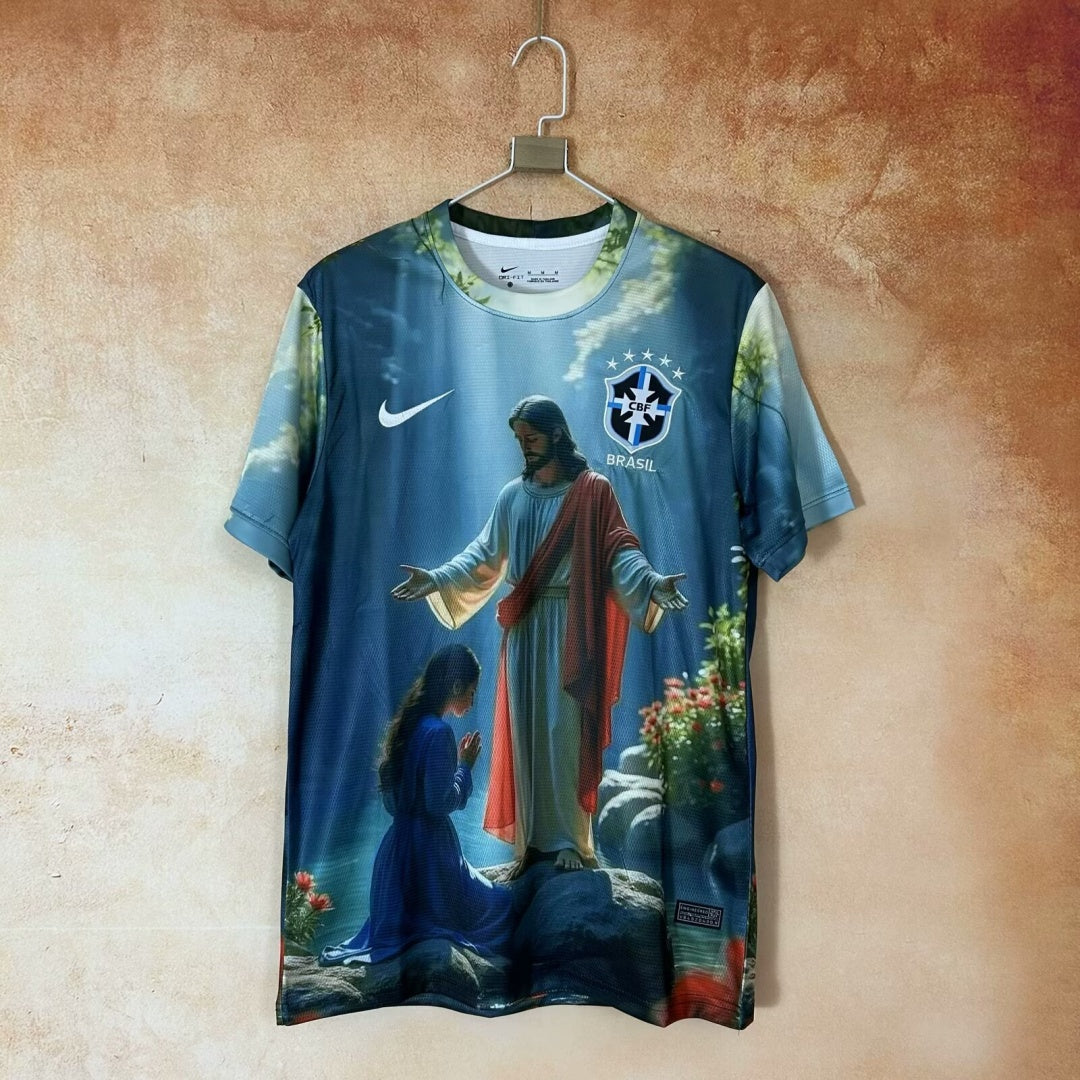 Maillot de football Brésil 25/26 de la marque Le 12, avec motif de statue de Jésus, visible sur l'image.