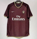 Maillot extérieur rétro du PSG 2006-2007, fabriqué par Le 12-ème Maillot, avec logo et design classique visible sur l'image.