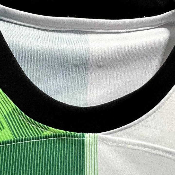 Maillot extérieur Liverpool saison 2023-2024 Le 12 -ème Maillot, maillot de football avec logo et design de l'équipe.
