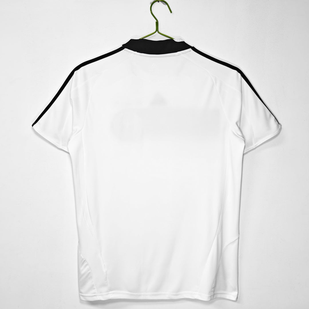 Maillot domicile rétro de l'Allemagne 2008, marque Le 12 -ème Maillot, vue de face avec détails du design blanc et noir.