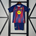 Enfant portant le kit FC Barcelone 2025-26, maillot et short de football de la marque Le 12, à l'entraînement.