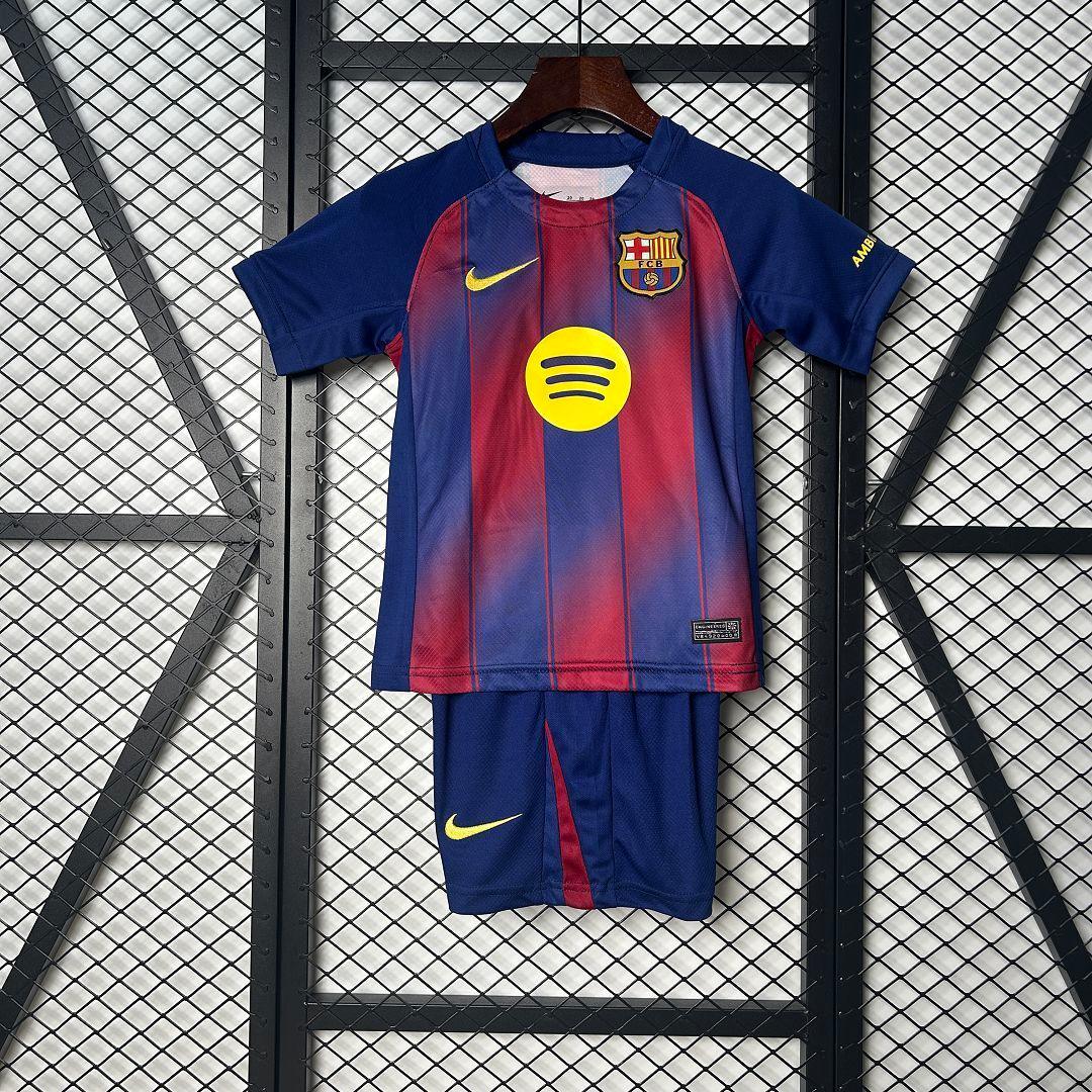 Enfant portant le kit FC Barcelone 2025-26, maillot et short de football de la marque Le 12, à l'entraînement.