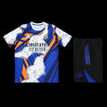 Ensemble Real Madrid avec maillot blanc et short noir, porté par un joueur, signé Le 12 -ème Maillot.